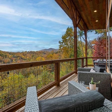 The Overlook - '21 Cabin - Gorgeous Unobstructed Views - Fire Pit Table - Gamerm - Hottub - Xbox - Lots Of Bears جاتلينبرج المظهر الخارجي الصورة