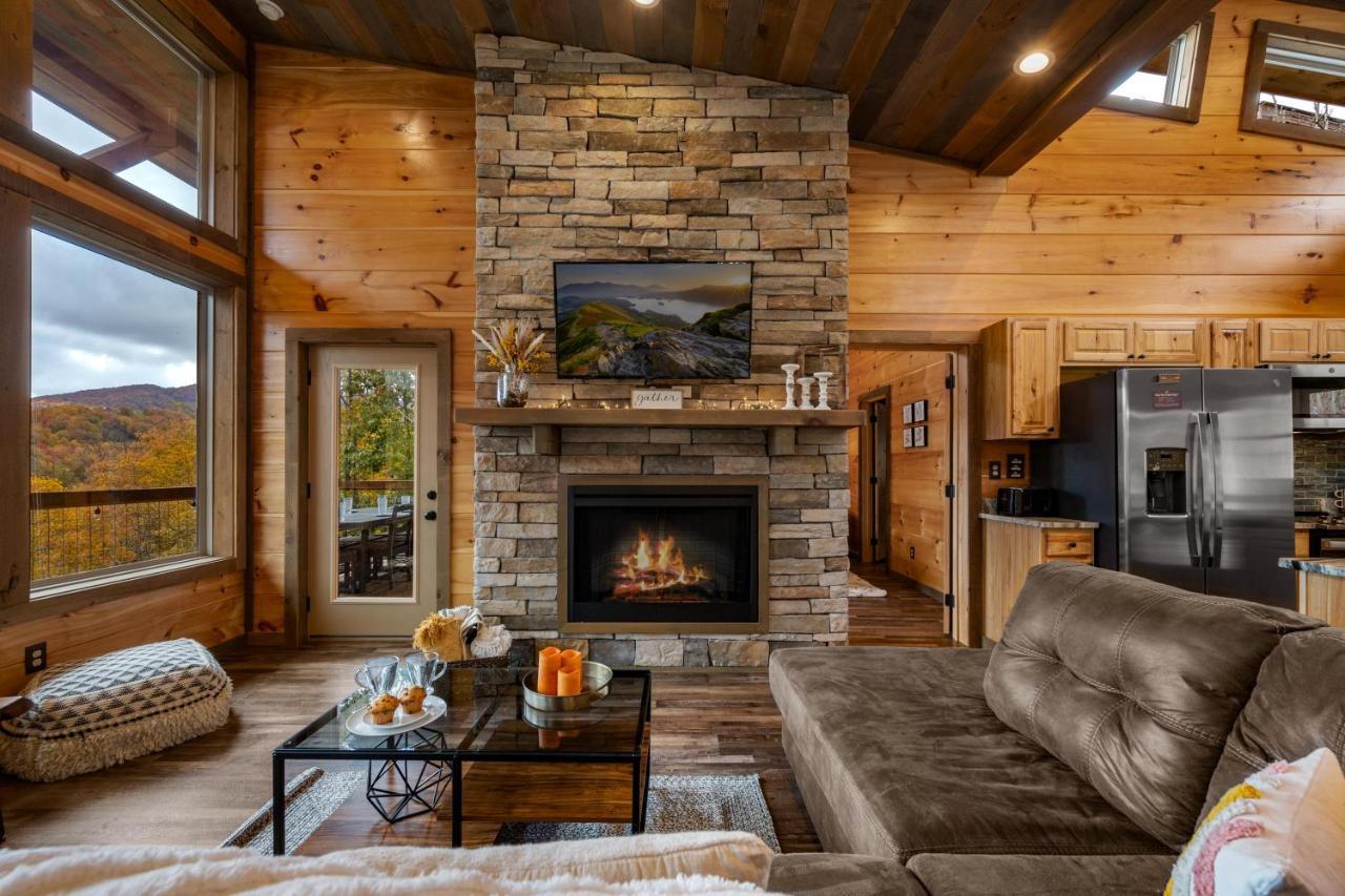 The Overlook - '21 Cabin - Gorgeous Unobstructed Views - Fire Pit Table - Gamerm - Hottub - Xbox - Lots Of Bears جاتلينبرج المظهر الخارجي الصورة