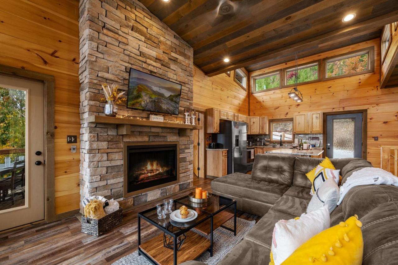 The Overlook - '21 Cabin - Gorgeous Unobstructed Views - Fire Pit Table - Gamerm - Hottub - Xbox - Lots Of Bears جاتلينبرج المظهر الخارجي الصورة