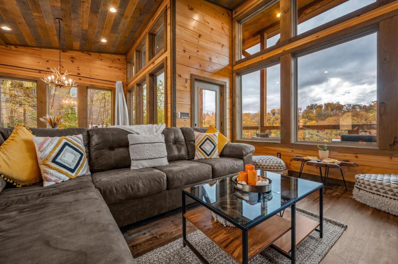 The Overlook - '21 Cabin - Gorgeous Unobstructed Views - Fire Pit Table - Gamerm - Hottub - Xbox - Lots Of Bears جاتلينبرج المظهر الخارجي الصورة