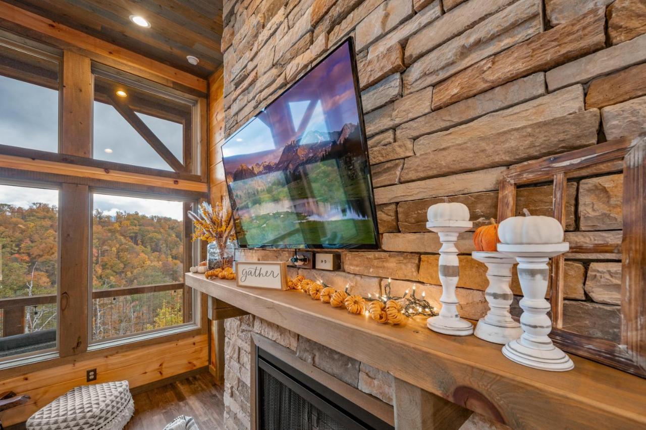 جاتلينبرج The Overlook - '21 Cabin - Gorgeous Unobstructed Views - Fire Pit Table - Gamerm - Hottub - Xbox - Lots Of Bears المظهر الخارجي الصورة