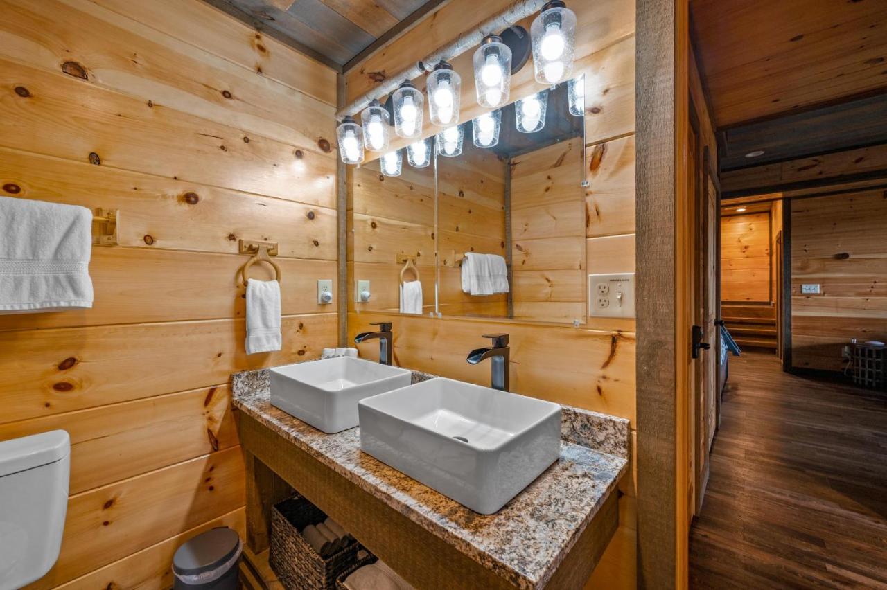 The Overlook - '21 Cabin - Gorgeous Unobstructed Views - Fire Pit Table - Gamerm - Hottub - Xbox - Lots Of Bears جاتلينبرج المظهر الخارجي الصورة