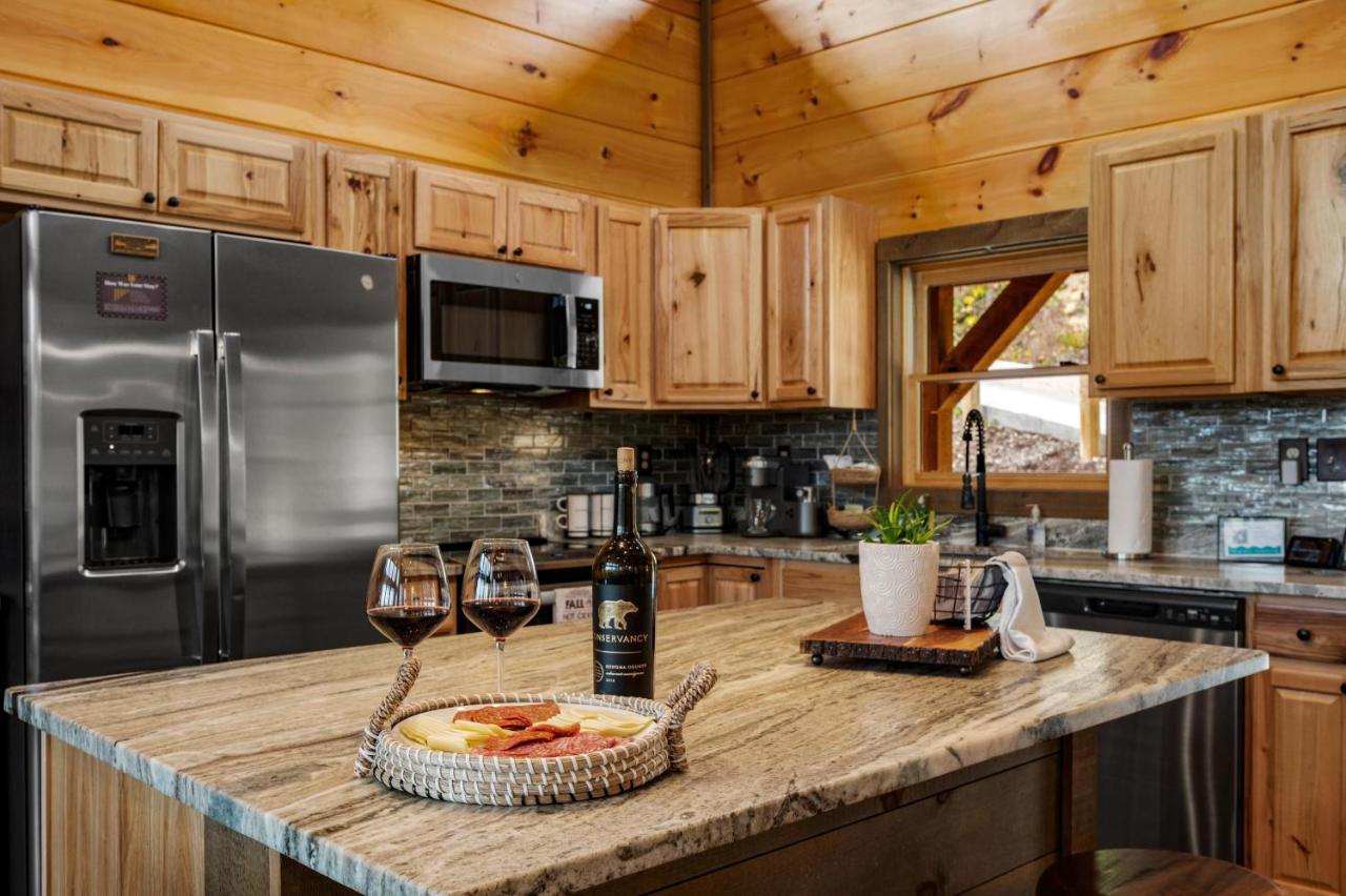 The Overlook - '21 Cabin - Gorgeous Unobstructed Views - Fire Pit Table - Gamerm - Hottub - Xbox - Lots Of Bears جاتلينبرج المظهر الخارجي الصورة