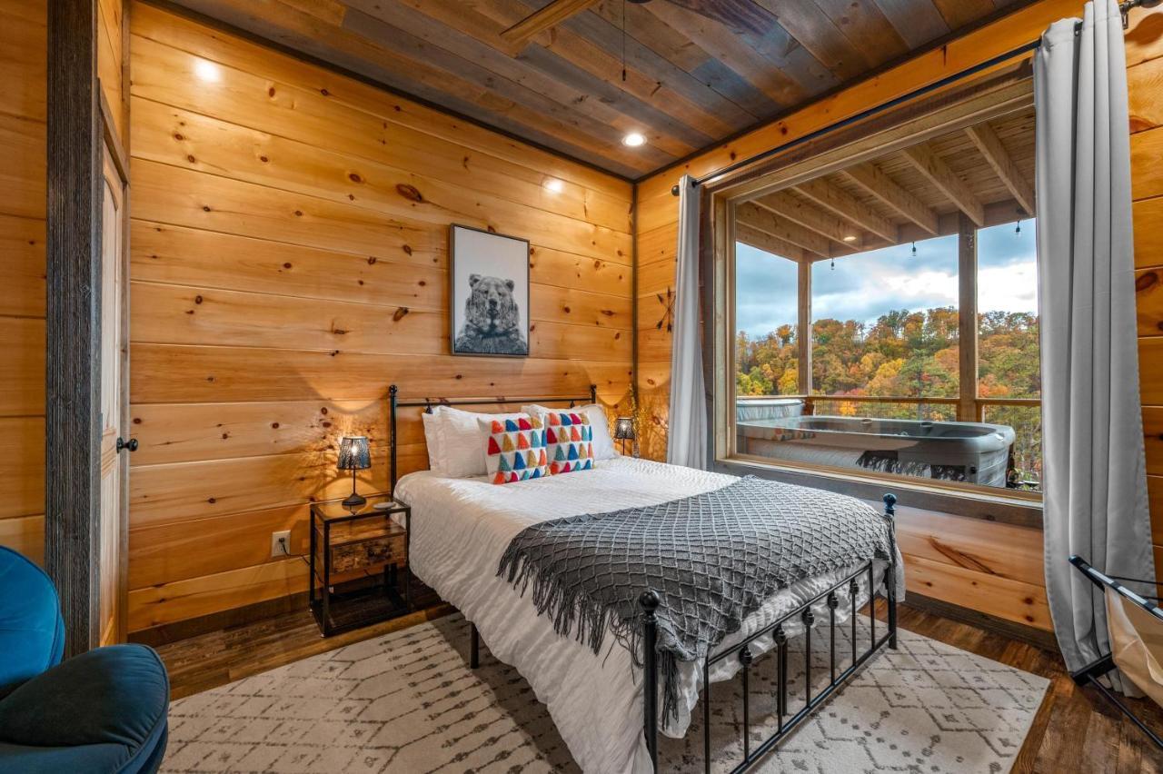 The Overlook - '21 Cabin - Gorgeous Unobstructed Views - Fire Pit Table - Gamerm - Hottub - Xbox - Lots Of Bears جاتلينبرج المظهر الخارجي الصورة