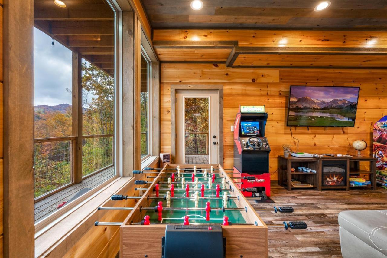 The Overlook - '21 Cabin - Gorgeous Unobstructed Views - Fire Pit Table - Gamerm - Hottub - Xbox - Lots Of Bears جاتلينبرج المظهر الخارجي الصورة