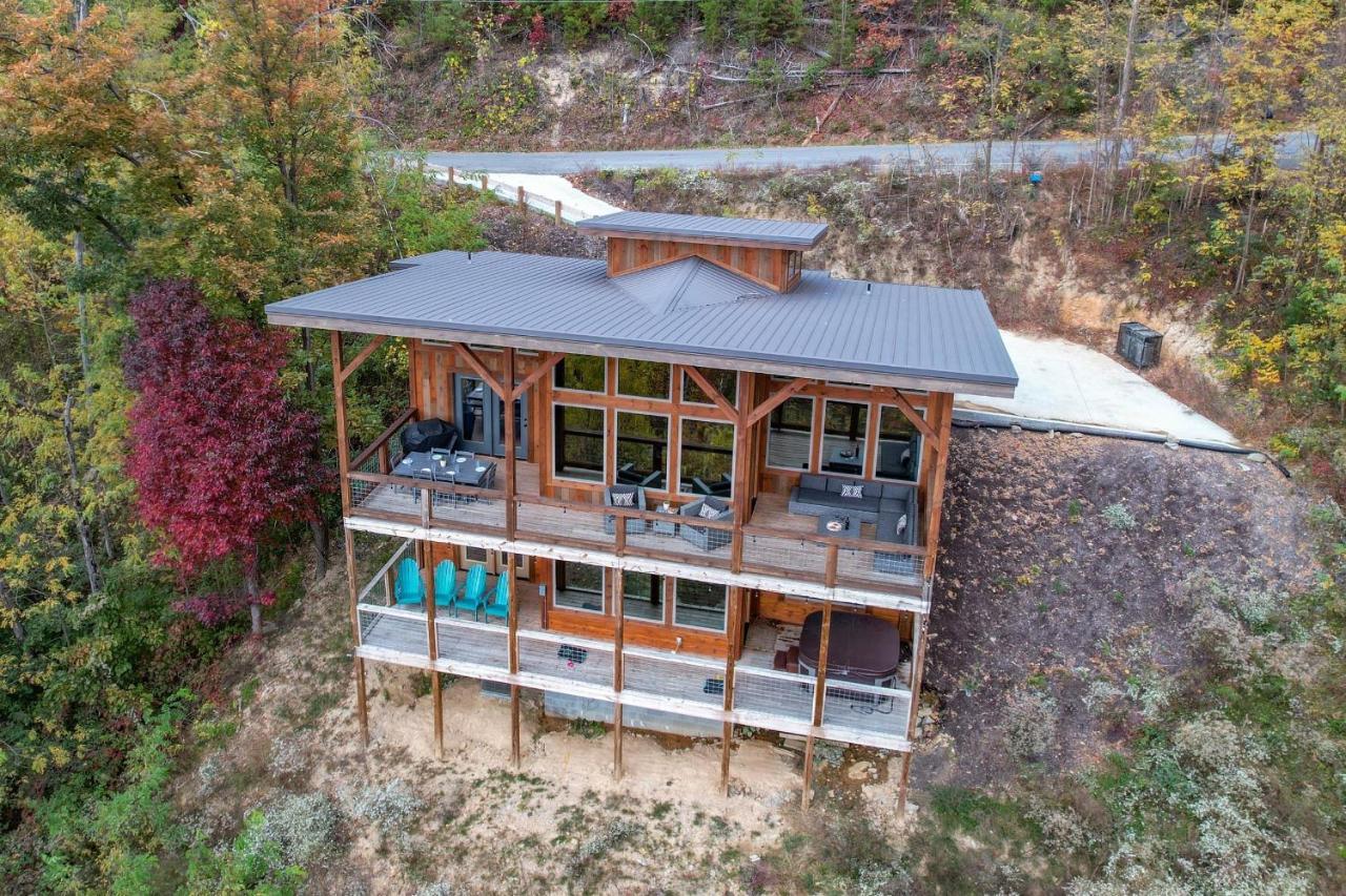 جاتلينبرج The Overlook - '21 Cabin - Gorgeous Unobstructed Views - Fire Pit Table - Gamerm - Hottub - Xbox - Lots Of Bears المظهر الخارجي الصورة